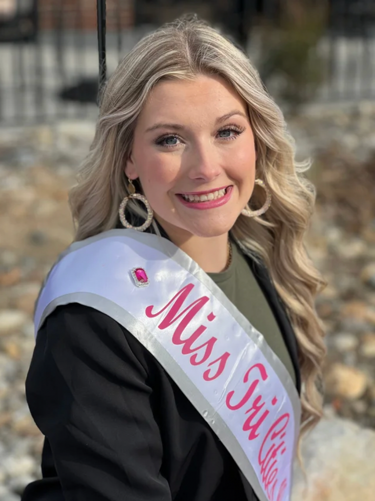 Elegant Queen | Magnetic Brooch Pin